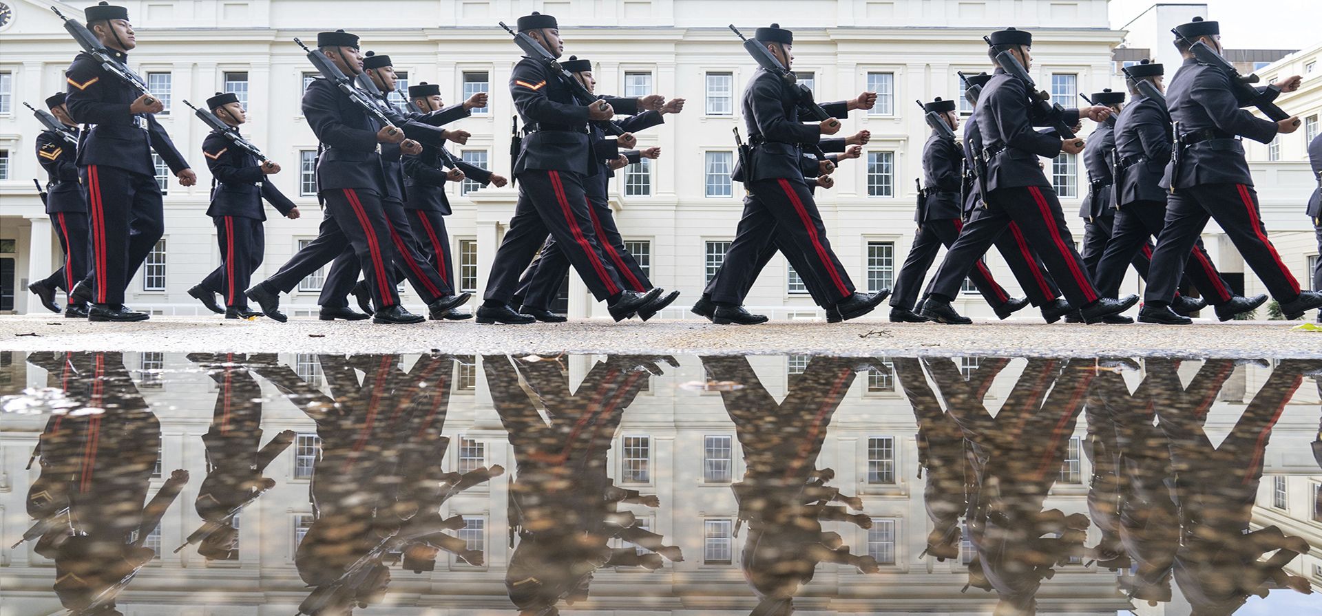 Los miembros del Escuadrón 94, el Regimiento Logístico Gurkha de la Reina participan en un desfile de inspección final en el cuartel de Wellington, antes de su primera Guardia de la Reina en el Palacio de Buckingham, en Londres, el jueves 8 de septiembre de 2022.
