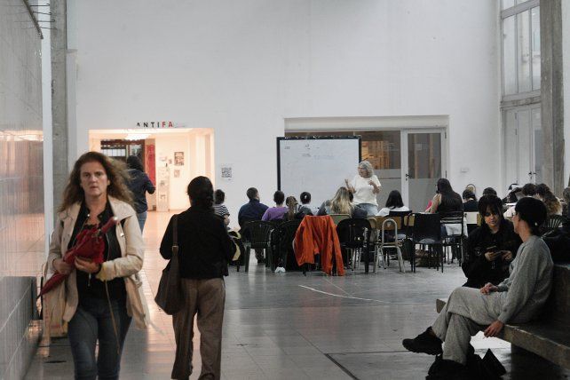 La UNR organizó clases públicas en reclamo de la aplicación de la ley de financiamiento universitario.