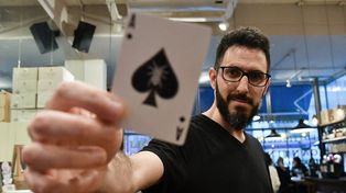 Esta es la carta. Adrián Lacroix recorre el mundo con su espectáculo de mentalismo e ilusionismo.