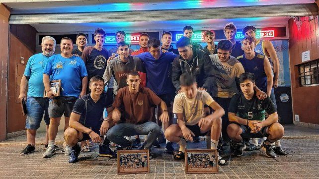 El plantel masculino recibió un reconocimiento por parte de la dirigencia de Villa Dora.