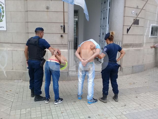 Persiguieron y aprehendieron a dos adolescentes armados que robaron un comercio