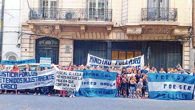 familiares. Los allegados a los policías acusados por la desaparición de Franco volvieron a manifestarse.