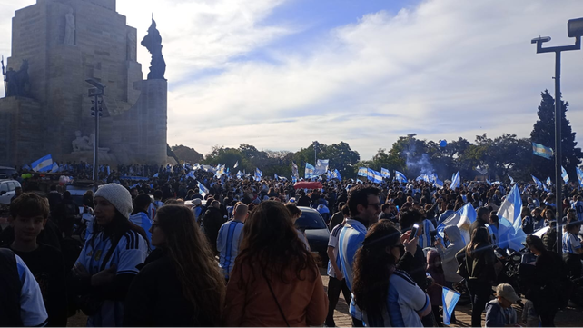 Miles de rosarinos coparon el Monumento a la Bandera tras el triunfo de Argentina ante Egipto