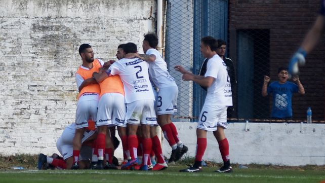 Turco goleador. Kaial está escondido en medio de la algarabía de los compañeros.&nbsp; &nbsp; &nbsp; 