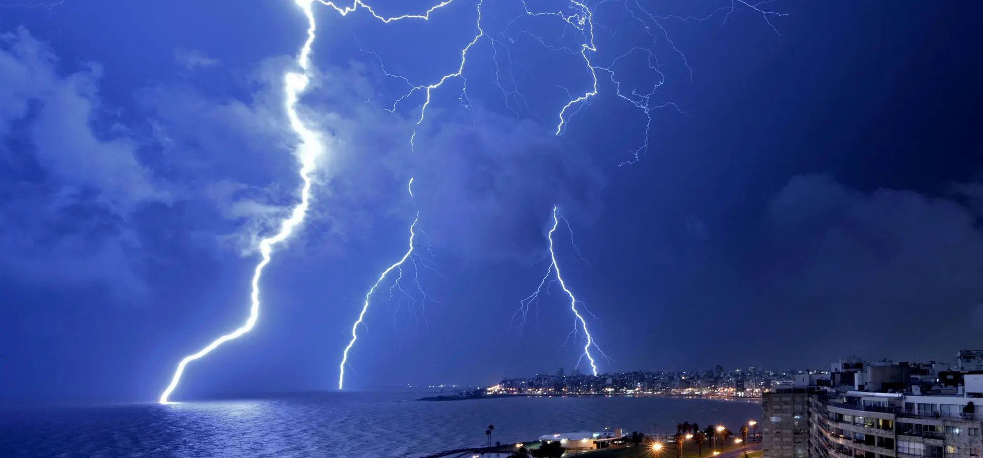 La caída de un rayo ilumina la costa de Montevideo durante una tormenta en Uruguay.