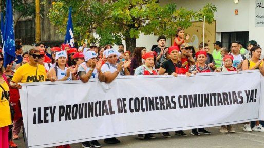 Cocineras comunitarias de Santa Fe y un dato que enciende alarmas: Municipales y metalúrgicos hacen cola por un plato de comida
