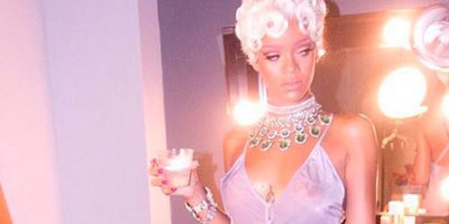La cantante utilizó una vestimenta sexy para un videoclip de Pour It Up.