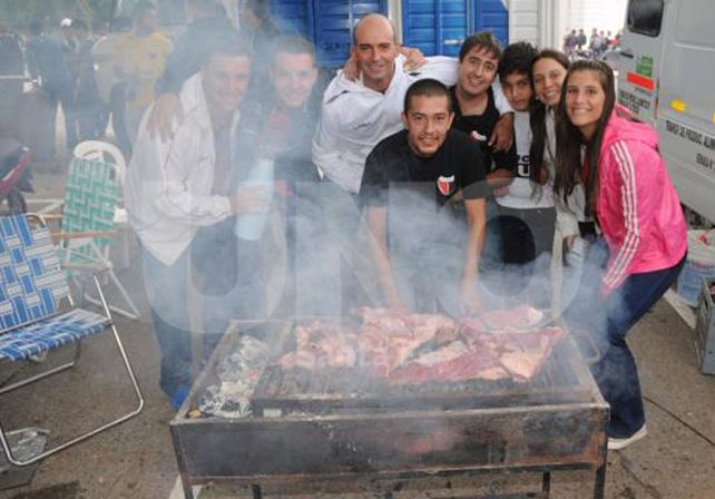 La previa del clásico: a puro chori, asado y amigos