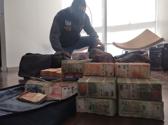 En total los federales secuestraron 34 millones de pesos y unos 30 mil dólares.