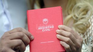 Casamientos con barbijo, un invitado y en el Prado Español
