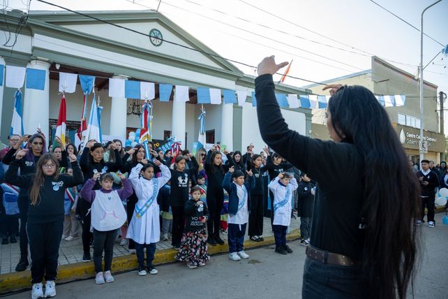 Los alumnos de 4° grado realizaron su promesa de lealtad y cantaron el Himno Nacional en Lenguaje de Señas.