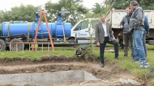 El intendente de Paraná, Adán Bahl, recorrió las obras por el servicio de agua potable.