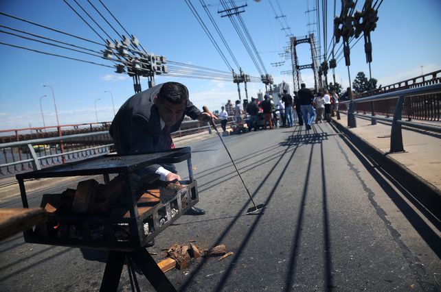 El Puente Colgante se transformó por primera vez en un comedor a favor de la solidaridad
