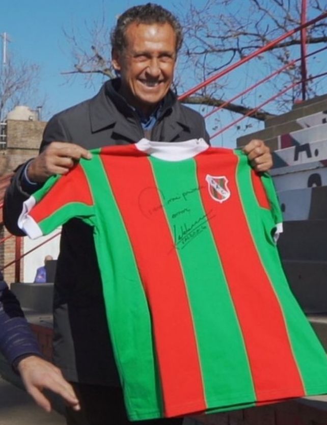 Jorge Alberto Valdano. Con la camiseta del lobo parejense.