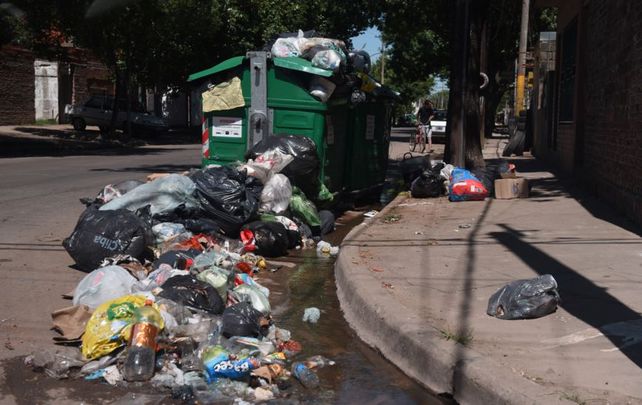Para mi los concejales están al pedo. Tendrían que hacer algo más productivo antes de querer quitarle plata a la gente porque saca la basura