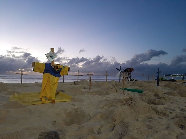 PROTESTA. Cruces en la playa como repudio a las políticas de Bolsonaro sobre el Covid.