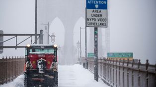 Miles de vuelos suspendidos por tormenta de nieve en Nueva York y otros 9 estados