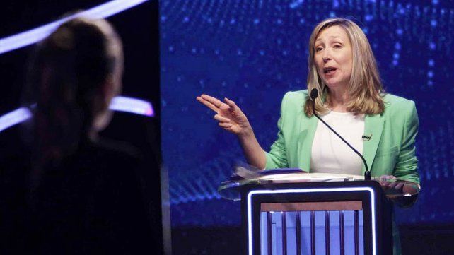 En el debate presidencial Myriam Bregman acusó a los dirigentes de JxC y UxP por la deuda con el FMI y propuso nacionalizar el comercio exterior.