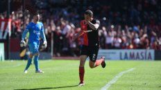 Corre al Coloso. Cristián Lema iniciará la tercera etapa en Newell’s. Su partida jamás tuvo un reemplazo confiable. Corre al Coloso. Cristián Lema iniciará la tercera etapa en Newell’s. Su partida jamás tuvo un reemplazo confiable.