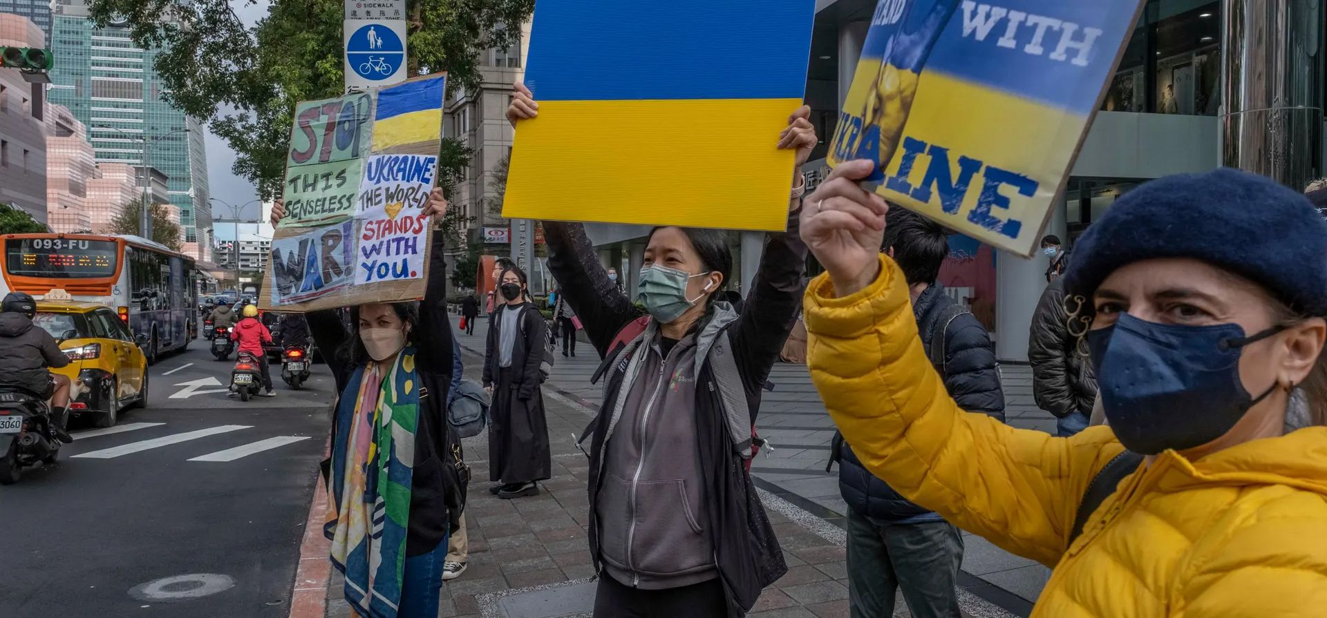 Manifestantes muestran pancartas frente a la Oficina de Representación de la Comisión de Coordinación Moscú-Taipei para protestar contra la invasión militar rusa de Ucrania en Taipei, Taiwán. Fotografía: Lam Yik Fei/Getty Images