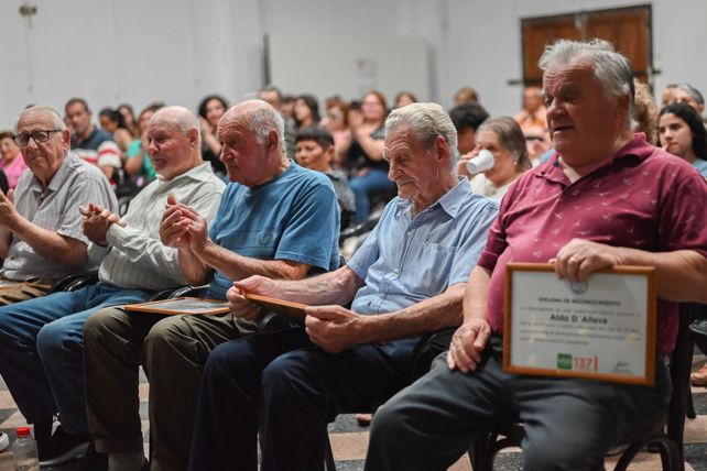 Historias de vida en Villa Gobernador Gálvez: reconocieron a vecinos que residen hace 75 años en la ciudad