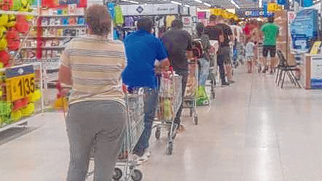 Una constante. Este domingo se vieron largas colas de clientes en los supermercados de la ciudad.