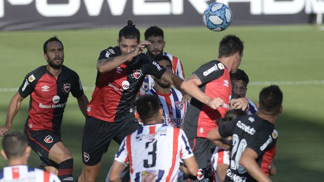 Manuel Guanini intenta en el área contraria. Otra vez no pudo cumplir una actuación satisfactoria ante un rival inferior.