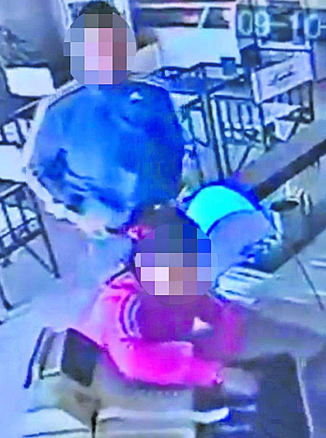 In fraganti. Junto a su novio