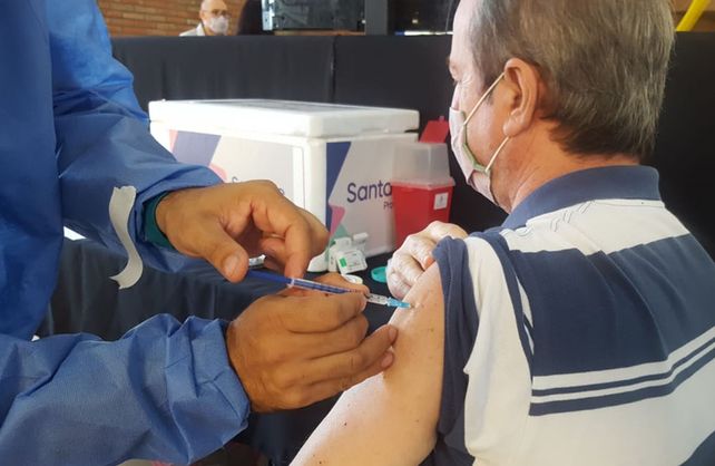 Personas inoculadas en el viejo Iturraspe con segundas dosis de vacunas AstraZeneca y Sputnik