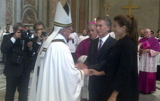Macri reveló que un obispo se le acercó antes del inicio de los actos oficiales y lo llevó a un sector especial del Vaticano.