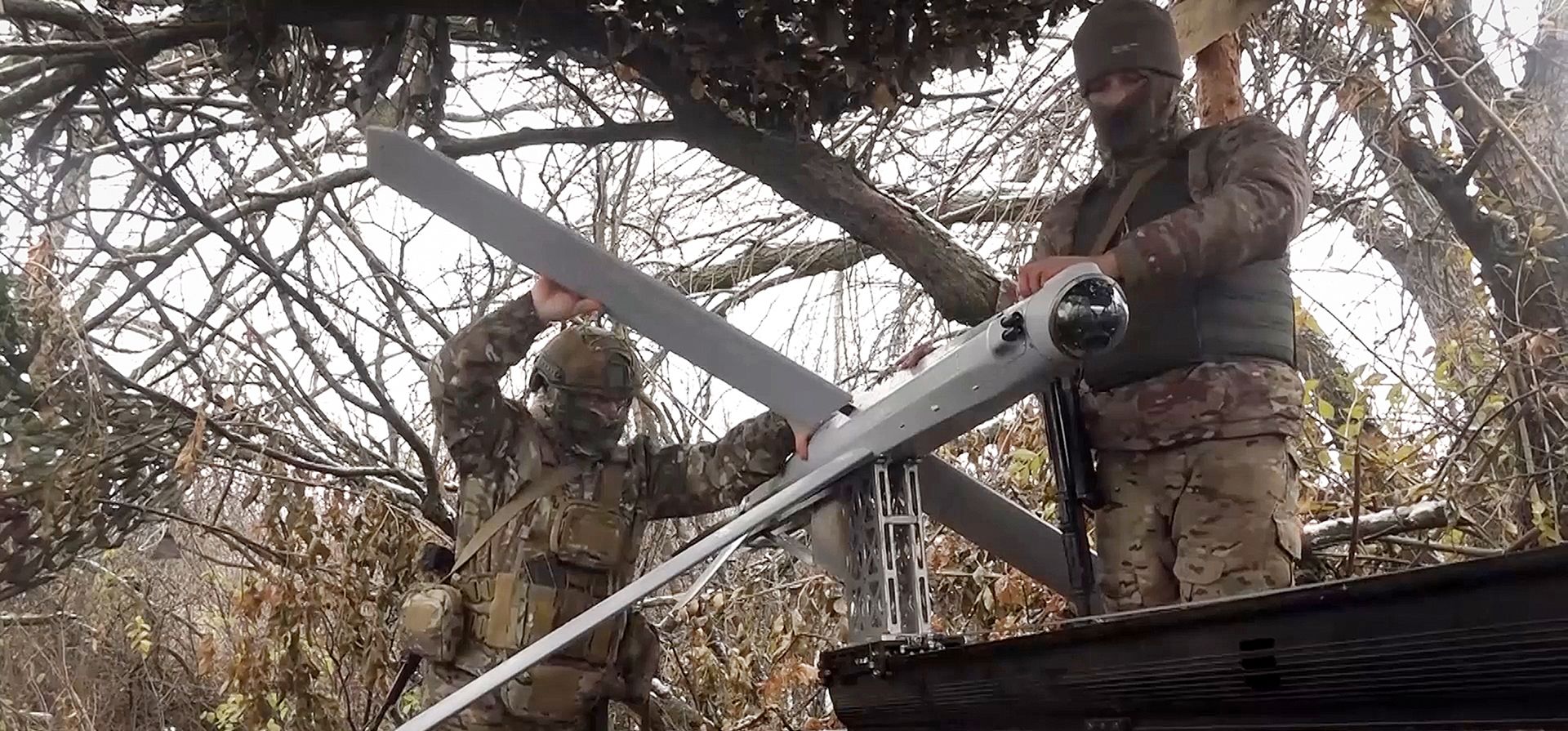 Soldados rusos preparan un vehículo aéreo no tripulado Lancet para lanzarlo hacia posiciones ucranianas en un lugar no revelado en Ucrania, el martes 24 de diciembre de 2024. Soldados rusos preparan un vehículo aéreo no tripulado Lancet para lanzarlo hacia posiciones ucranianas en un lugar no revelado en Ucrania, el martes 24 de diciembre de 2024.