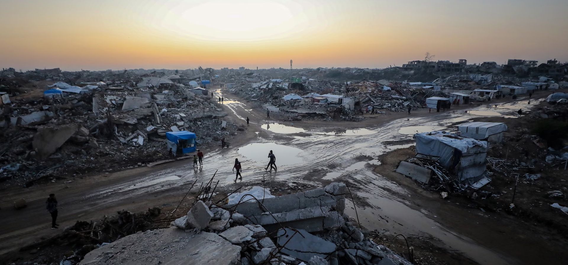 Palestinos caminan entre escombros en el barrio de Zeitoun, Ciudad de Gaza, Palestina. Fotografía: Xinhua/Shutterstock Palestinos caminan entre escombros en el barrio de Zeitoun, Ciudad de Gaza, Palestina. Fotografía: Xinhua/Shutterstock