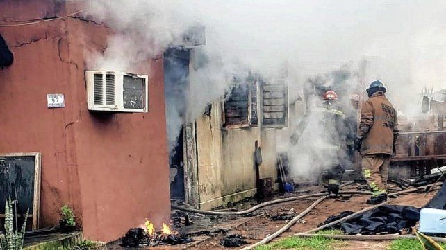 Dos personas debieron ser asistidas por personal de salud tras el incendio de su vivienda.