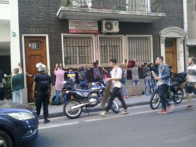 Los chicos fueron demorados a metros de los tribunales Federales de calle Entre Ríos.&nbsp;