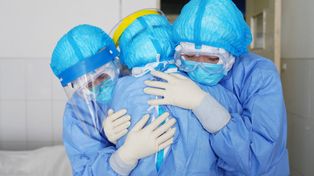 Son 722 los muertos por coronavirus y China sufre protestas