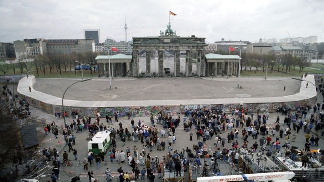 15 de noviembre de 1989. Cientos de personas comienzan a reunirse frente a la Puerta de Brandeburgo.