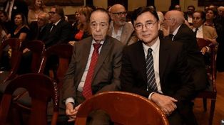 Alberto Fontevecchia (izquierda) junto a su hijo Jorge, con quien en 1976 fundó Editorial Perfil.