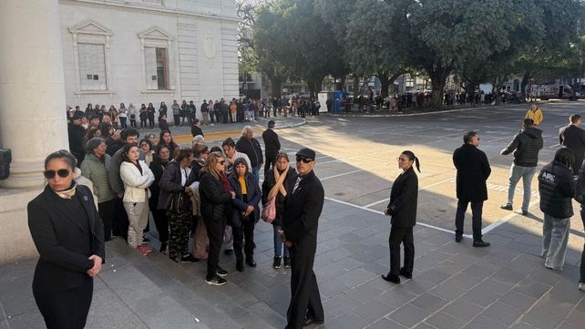 Largas colas en la explanada de la Legislatura para despedir a Alejandra Locomotora Oliveras