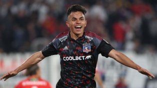Vicente Pizarro juega como volante central en Colo Colo, donde es uno de los apuntados para transferir.