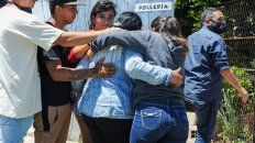 La esposa de Rafael Acosta Venialgo arropada por sus familiares mientras el fiscal Spelta realizaba una inspección de la escena del crimen. La esposa de Rafael Acosta Venialgo arropada por sus familiares mientras el fiscal Spelta realizaba una inspección de la escena del crimen.