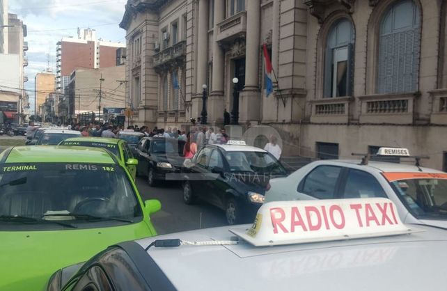 En el día clave de la Cumbre, taxistas y remiseros cortarán el tránsito