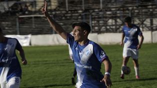 Argentino goleó a Sportivo Barracas.&nbsp; Con tres goles de Juan Cruz Vega y el restante de Balbi, el Salaíto se floreó en barrio Sarmiento y quedó 4º en el torneo Apertura de la C.&nbsp; 
