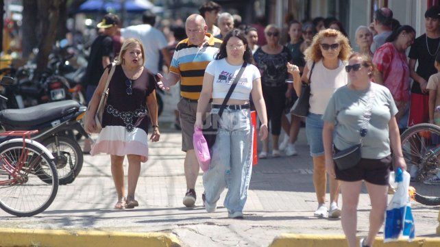 Gran concurrencia de gente realizando las compras para las fiestas