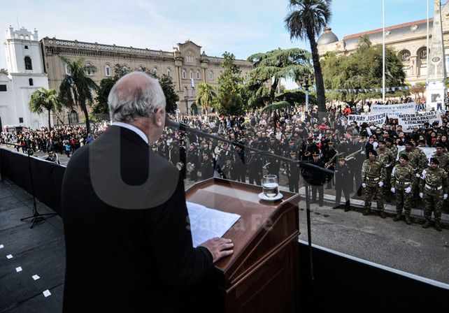 El gobernador Miguel Lifschitz durante su discurso por el festejo del 25 de Mayo. // Mauricio Centurión/ UNO Santa Fe