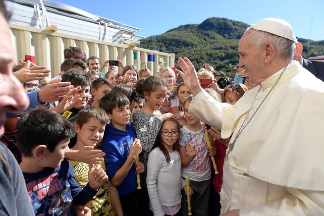 El Papa Francisco llegó de sorpresa a Amatrice y hubo un sismo