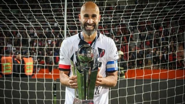Carlos Quintana luce con orgullo el trofeo de campeón logrado con Patronato en la última edición de la Copa Argentina.