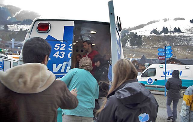 Socorro. Algunos de los pasajeros accidentados son subidos a la ambulancia para recibir asistencia.