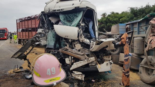 Impactante choque entre dos camiones con carga en la autopista Rosario-Santa Fe