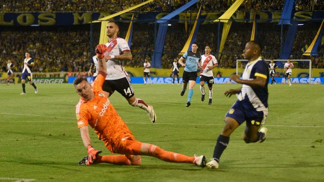 Campaz define de manera magistral ante la salida de Armani, en el Central-River de la Copa de la Liga pasada.