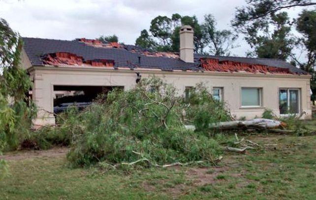 La cola del tornado produjo destrozos en la vivienda del piloto Marcos Di Palma.